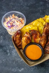 Alitas Ahumadas con Salsa de la Casa