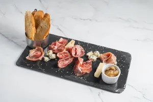 Assiette mixte de charcuterie et fromages francais