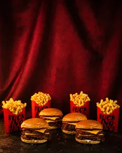 Combo Futbolero: 4 burgers + 4 papas + 4 bebidas