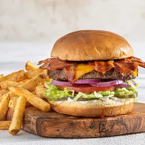 Ultimate Bacon Burger + papas fritas