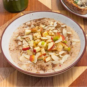 Bowl de avena, nueces y manzana