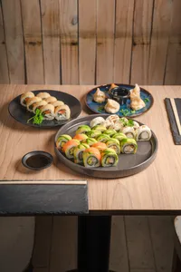 Sugerencia 2 (4 rolls y gyozas, 37 piezas)