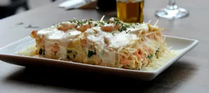 Lasaña de Salmon con salsa de Camarones