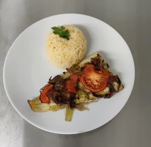 Merluza austral al horno + entrada y postre.