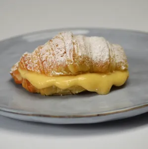 Medialuna Rellena Con Crema Pastelera