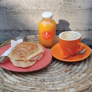 Desayuno Croissant Jamón y queso.