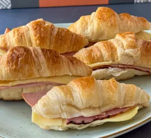 Tapaditos Mini croissant jamón queso 10 un. $9.490