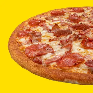 Pizza Todas Las Carnes con nuestro Pepperoni importando de USA, jamón, tocino, queso mozzarella y salsa de tomate.