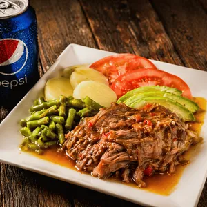 Carne Mechada + Ensalada Surtida