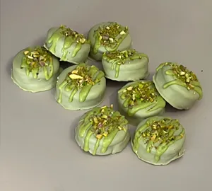 Alfajor cubierto de pistacho