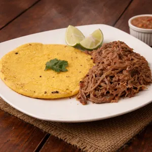 AREPA CON CARNE DESMECHADA