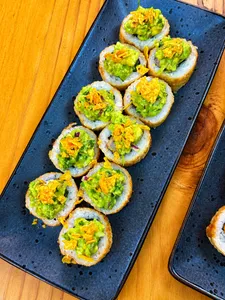Guacamole rolls