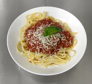 Tallarines con salsa + entrada y postre.
