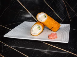Handroll pollo, pepino, queso crema