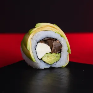 Avocado Veggie Roll envuelto en palta fresca, relleno de champiñón salteado y queso crema. Sakai Sushi Providencia.
