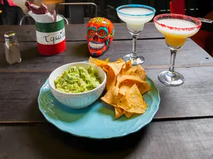 DIP DE GUACAMOLE + QUESADILLA + BEBIDA 1,5