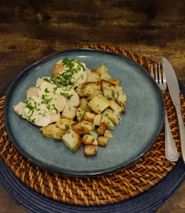 Pollo con salsa 4 quesos y papas asadas