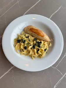Pechuga de Pollo Asado con Fettuccinis a la Huancaína