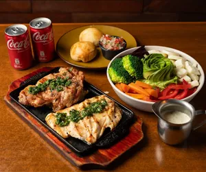Combo Pollo Parrillero (Filete de pollo + trutro de pollo + ensalada Full House + 2 bebidas.)