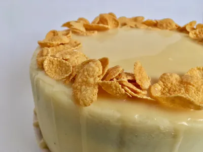 Rebanada pastel de cornflakes con caramelo