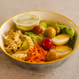 Ensalada pasta y huevo