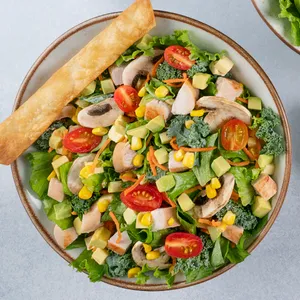 ENSALADA POLLO, AGUACATE Y HONGOS