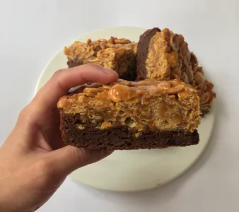 Brownies de cornflakes con caramelo