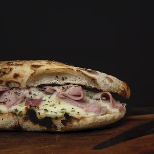 Panuozzo prosciutto cotto e mozzarella