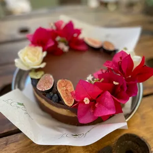 Torta Snickers con Flores y Fruta (10p) APLV, Sin Soya, Sin Gluten, Sin azúcar, Vegana