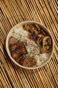 Donburi de Solomito de Res (Bowl)