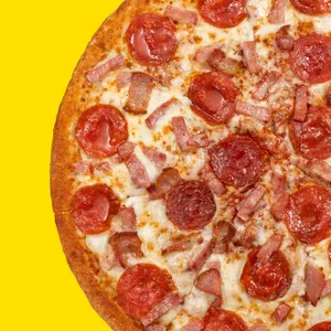 Pizza Todas Las Carnes con nuestro Pepperoni importando de USA, jamón, tocino, queso mozzarella y salsa de tomate.