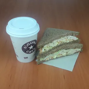 Integral pollo coleslaw con cafe mediano