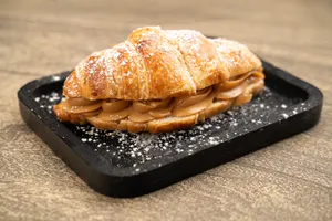 Croissant relleno con manjar
