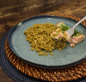 Salmón con risotto al pesto