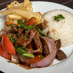 Lomo saltado + jugo chico - Simón Bolívar