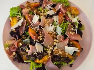 Ensalada Sinfonia De Duraznos Y Prosciutto
