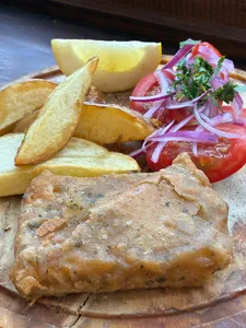 NO PESCADO (Tofu) + Papas y ensalada chilena