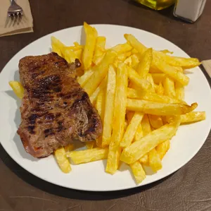 Lomo con Papas Fritas Lomo con Papas Fritas
