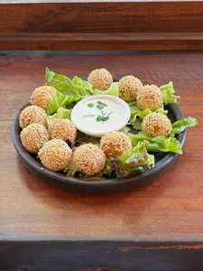 BOCADITOS de QUINOA con SESAMO acompañado con SOURCREAM y Hojas Verdes
