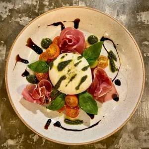 Ens. Burrata Caprese e Prosciutto