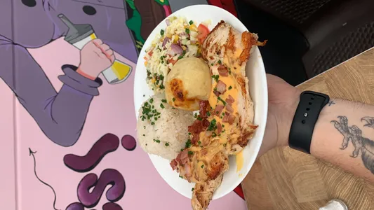 Pechuga de pollo con papas fritas salsa cheddar y tocineta