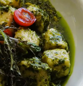 Gnochi con pesto clásico de la sarita