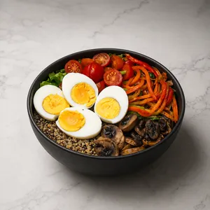 Ensalada de huevos y quinoa