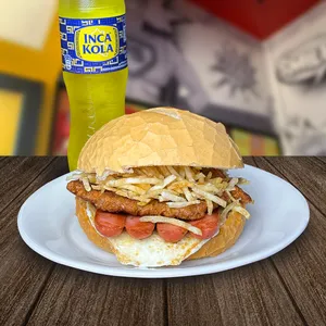 Combo 8 ( 1 hamburguesa+2 hotdog + 1 huevo + 1gaseosa+ papas al hilo, cremas y ensaladas )