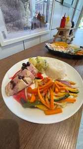 Pechuga rellena de ciruela, queso y tocineta