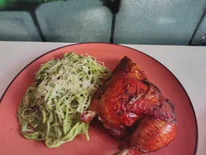 Tallarín Al Pesto Mas ¼ De Pollo A La Brasa