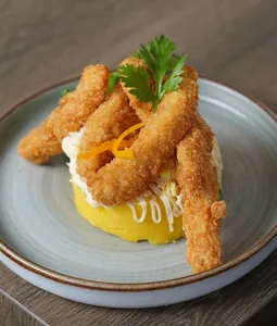 Causa con chicharrón de pollo + chicha