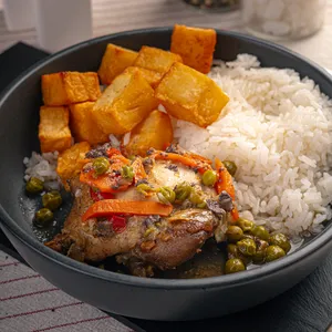 POLLO ARVEJADO CON ARROZ Y PAPAS FRITAS