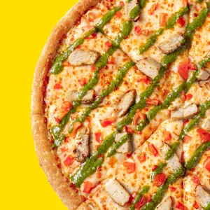Pizza Pollo Pesto con pollo, pesto, tomate, queso mozzarella y salsa de tomate.