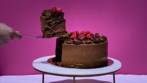 Trozo torta chocolate berries
